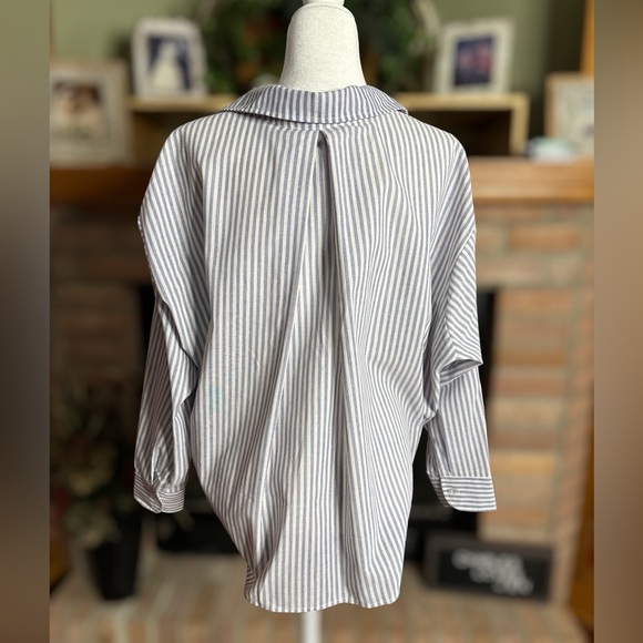 NWT She&Sky Oversized button-up shirt. Size small - Picture 3 of 5